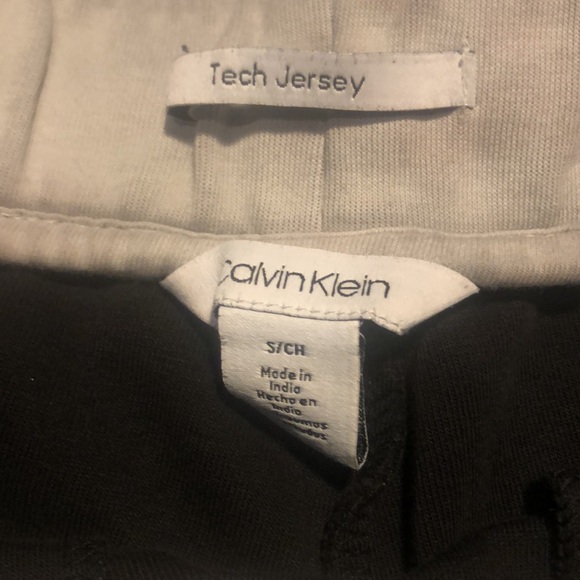 Woman’s tech jersey Calvin Klein stretch shorts - Picture 4 of 9